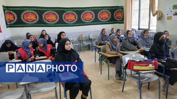 آموزش کمک‌های اولیه مانور زلزله به دانش‌آموزان دبیرستان شهید دهقان