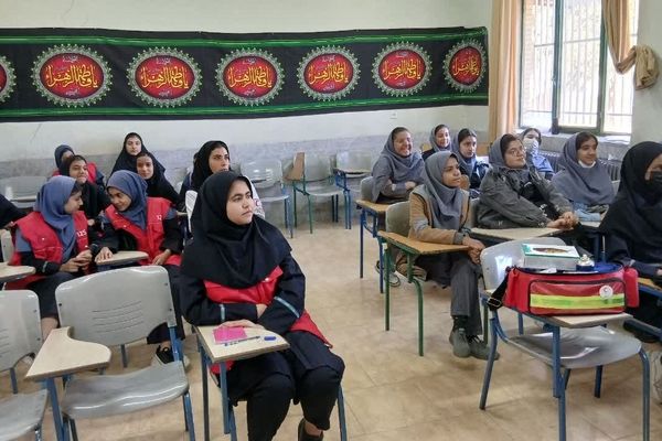 آموزش کمک‌های اولیه مانور زلزله به دانش‌آموزان دبیرستان شهید دهقان