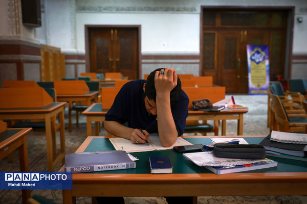 اعتکاف دانش‌آموزی در مسجد جامع شهرک غرب