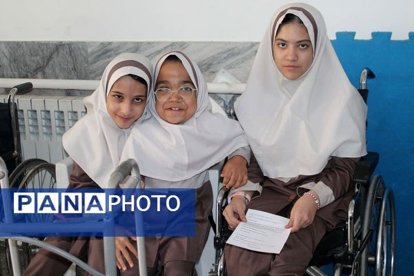 بازدید مدیرکل آموزش و پرورش استان خراسان رضوی از مدرسه خدیجه ی کبری (س) 