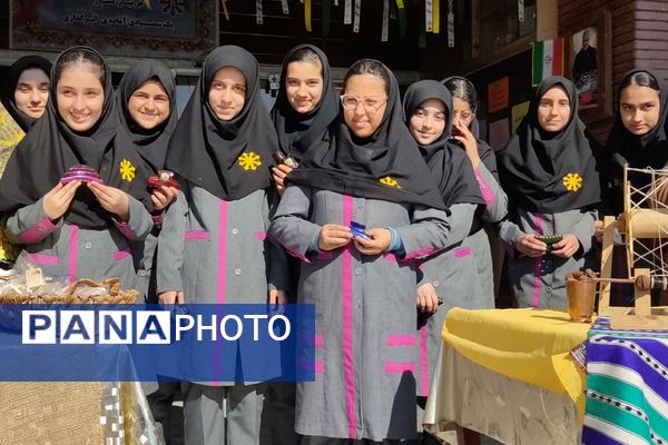 گرامیداشت روز دانش‌آموز در دبیرستان فرزانگان قائمشهر