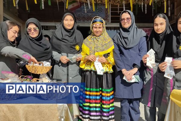 گرامیداشت روز دانش‌آموز در دبیرستان فرزانگان قائمشهر