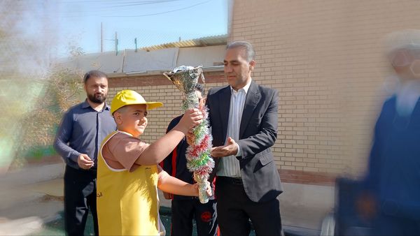 آیـنـده‌سـازان فیـروزکـــوه در میـدان رقابـت ورزشــی دبـسـتــان پـیـامبـر اعـظـم(ص)