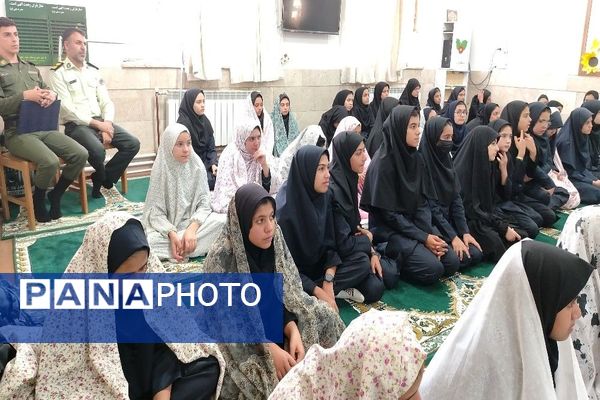 اقامه نماز جماعت ظهر و عصردر دبیرستان شهید مجید دهنوی 