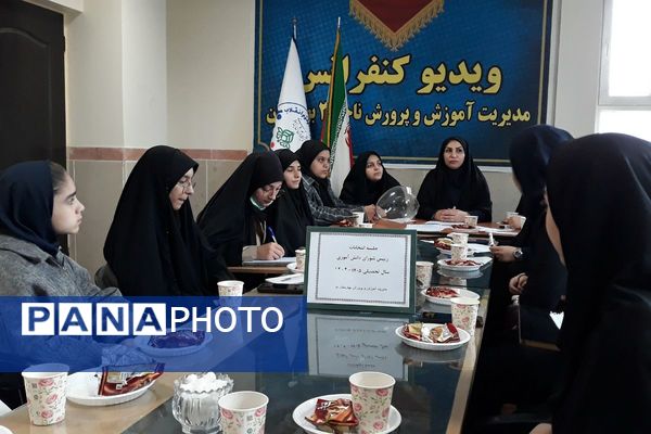 رقابت دانش‌آموزان منتخب در انتخابات منطقه‌ای شورای دانش‌آموزی بهارستان دو