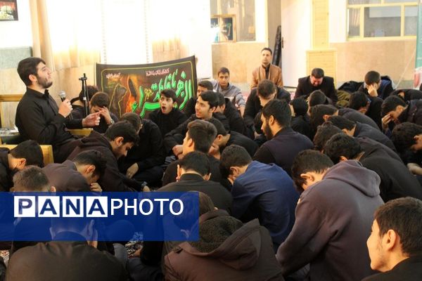 عزاداری دانش‌آموزان برای حضرت زهرا (س) در کنار مزار شهید گمنام
