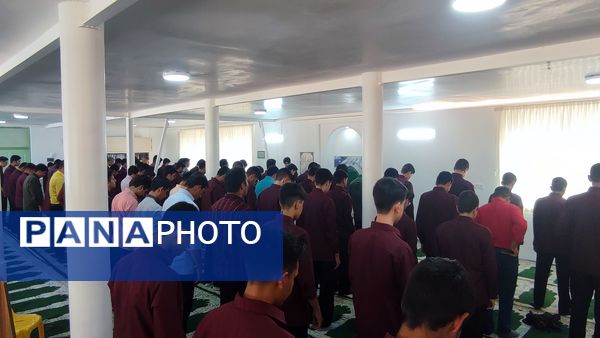 نواخته شدن زنگ نماز در دبیرستان نمونه آیت الله خامنه‌ای کاشمر 