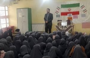 دانش‌آموزان سامن با غلامرضا بکتاش به دنیای خیال و اندیشه سفر کردند