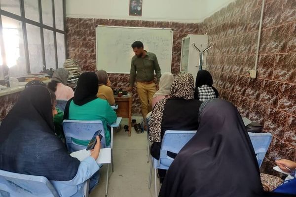 بانوان حاجی‌آباد در کارگاه تعمیرات ماشین