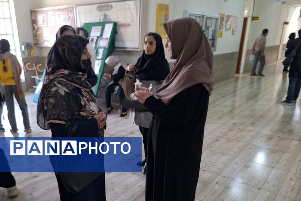 دیدار اولیا و معلمان در جهت بررسی وضعیت تحصیلی دانش‌آموزان 