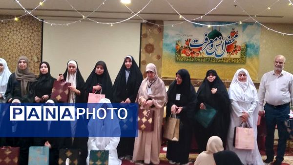 اهدای چادر از سوی مقام معظم رهبری به دانش‌آموزان دختر عمره‌گزار در سرزمین وحی