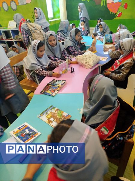 بازدید دانش‌آموزان دبستان ثنایی نوخندان از کتابخانه میرنیا 