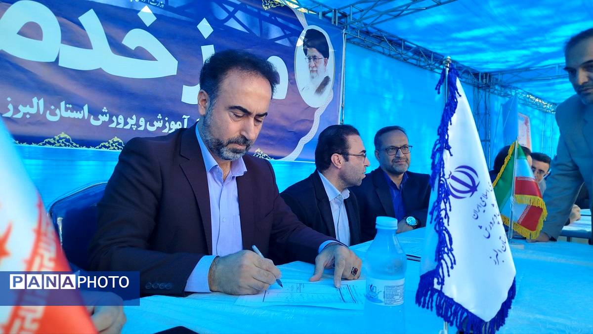 برگزاری میزخدمت درمصلی کرج بهمناسبت هفته دولت