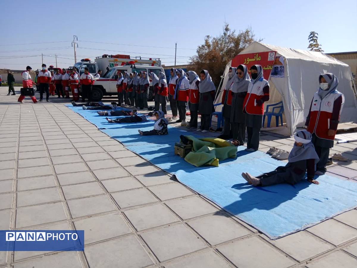 اجرای مانور زلزله و ایمنی در دبستان دین و دانش ابرکوه