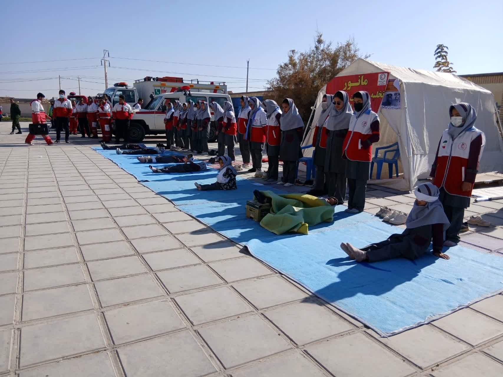 اجرای مانور زلزله و ایمنی در دبستان دین و دانش ابرکوه