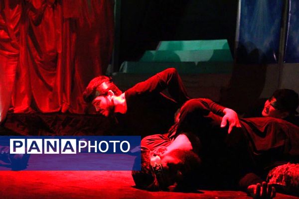 «روایت زمان»؛ هنرنمایی تئاتری در ستایش شهدا روی صحنه فرهنگسرای رازی ورامین