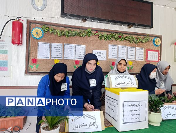 رقابت پرشور دانش آموزان در انتخابات شورای دبیرستان میرزا جعفر سروقد