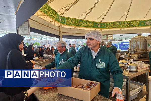 پذیرایی مردم بوشهر در چایخانه امام رضا(ع) 