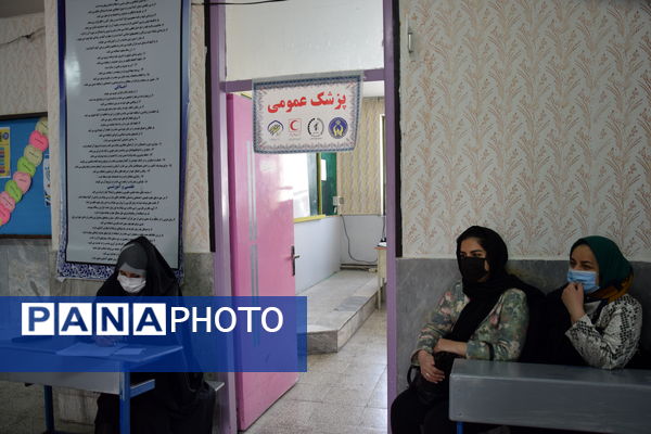 برپایی میز خدمت‌رسانی درمانی در دبیرستان شهید صدوقی با همکاری نهادهای جهادی