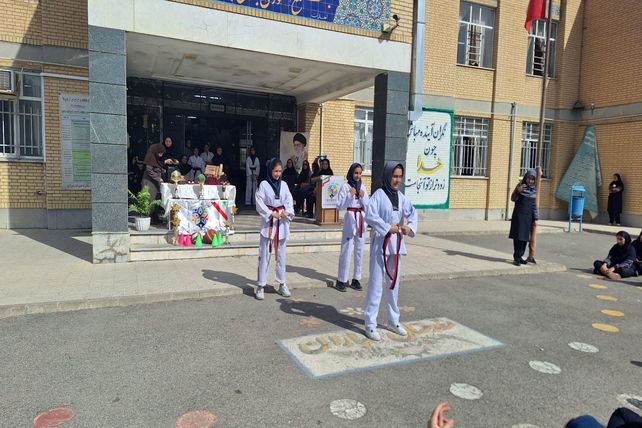 یک روز ورزشی در دبیرستان معراج تبریز