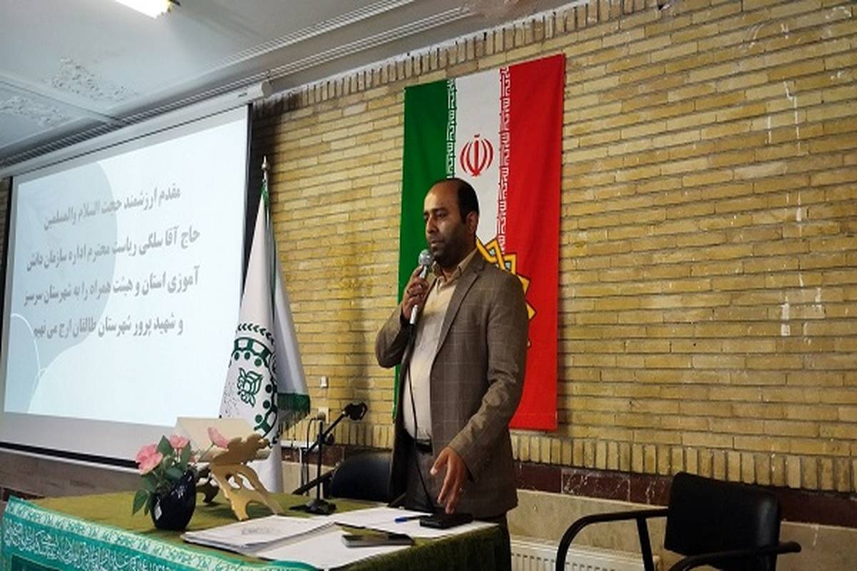 طالقان با وسعتی حدود ۱۲۰۰ کیلومتر مربع، دارای مدارس متعددی است