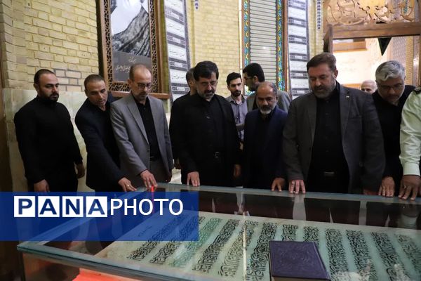 ادای احترام مسئولان قم به شهدا در هفته دولت