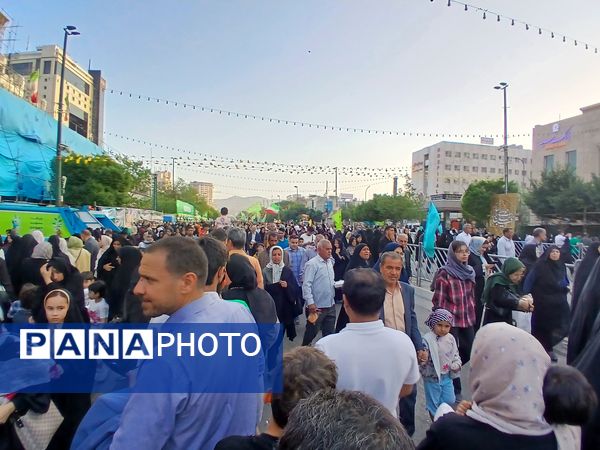 مردم شهر مشهد در روز ولادت امام رضا به خوبی از مردم پذیرایی کردند