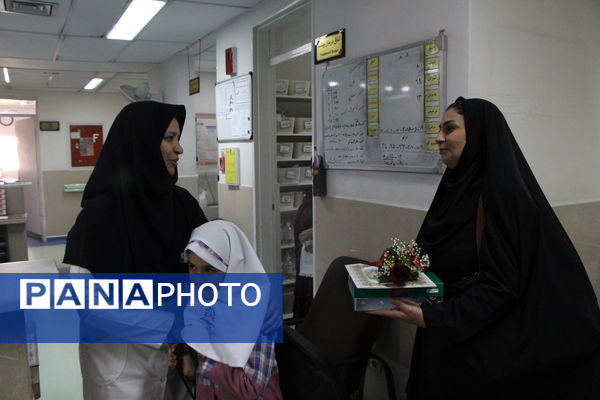 تقدیر دانشآموزان دبستان دخترانه صادقیان یزد از مادر پرستار