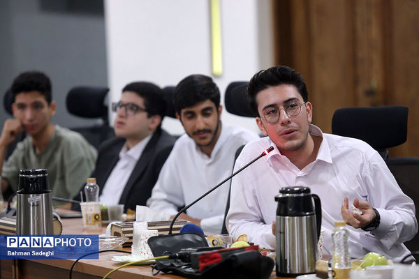 نشست صمیمی وزیر آموزش و پرورش با مدال آوران المپیادهای جهانی