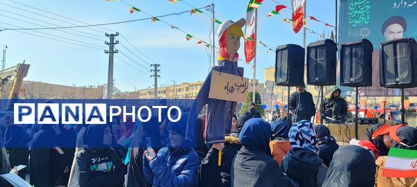 مردم غیور ملارد با حضور پرشور خود در راهپیمایی ۲۲ بهمن، ثابت کردند که همچنان پای انقلاب اسلامی ایستاده‌اند.