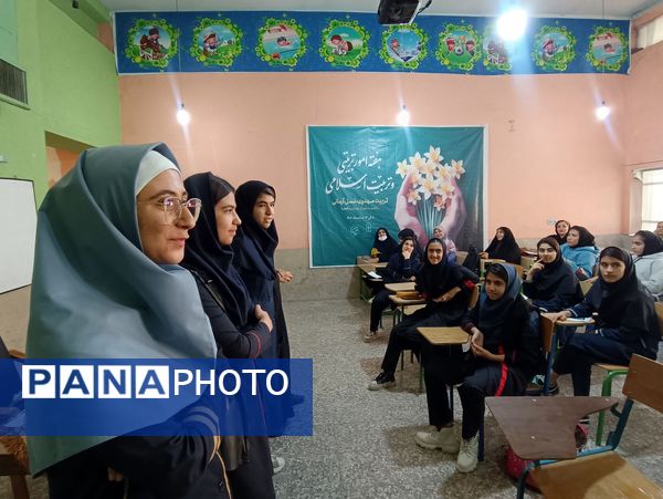 مسابقه مشاعره و حافظ‌خوانی در کانون شهدای فرهنگی ملارد