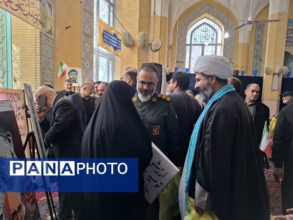  بازدید مسئولان استان البرز از نمایشگاه آثار هنری دانش‌آموزان «چله جهاد تبیین» در مصلی کرج 