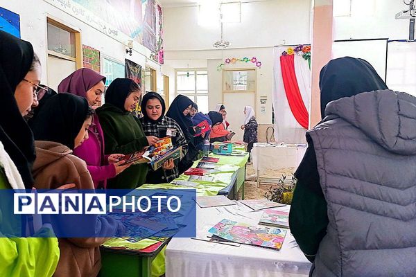 بازدید بچه‌های علاقه‌مند به کتاب دبیرستان حضرت معصومه از نمایشگاه کتاب و کتابخانه شهرستان فیروزکوه