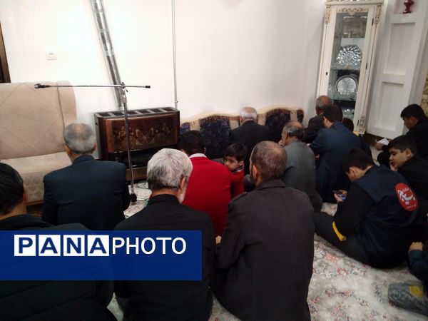 جلسه هفتگی هیات جوانان انصار الحسین هم زمان با عزاداری ایام فاطمیه در شهرستان خلیل‌آباد 