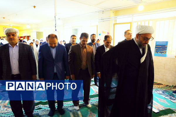 حضور معاون پرورشی و فرهنگی وزارت آموزش وپرورش در نماز جماعت آموزشگاه الزهرا شیراز
