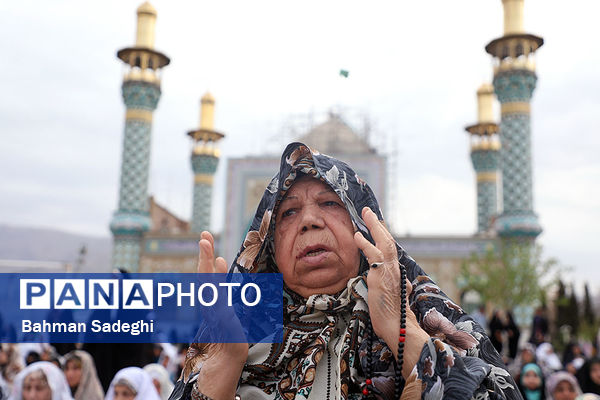 اقامه نماز عید سعید فطر- امامزاده پنج تن(ع) لویزان