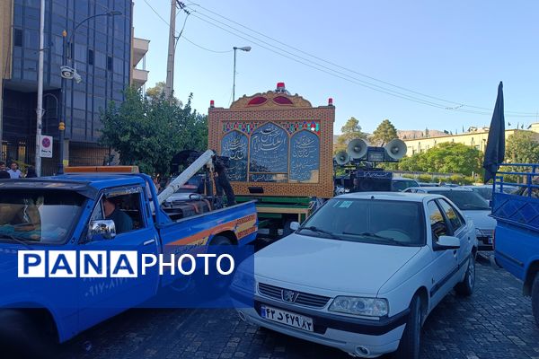 پیاده‌روی زائران کاروان پیاده هیات محبان الرضا (ع) شهرستان فیروزآباد در شیراز