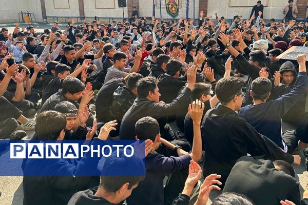  سوگواری نوجوانان برای مادر مهربانی‌ها