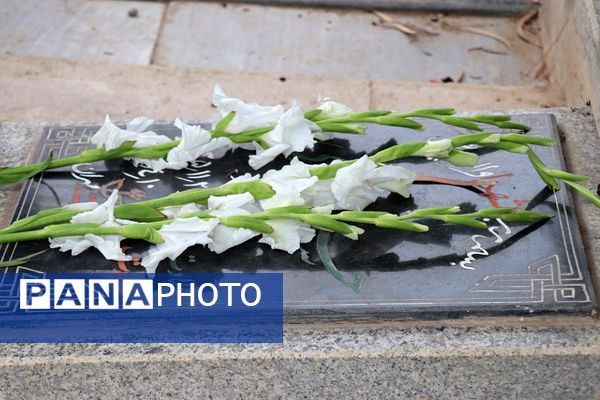 مراسم غبارروبی مزار شهدای فرهنگی در پاکدشت 
