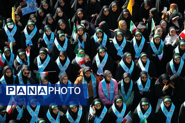 دانش آموزان و مسئولین در کنار یکدیگر، روز دانش‌آموز را رقم زدند