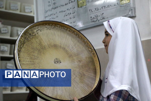 تقدیر دانشآموزان دبستان دخترانه صادقیان یزد از مادر پرستار