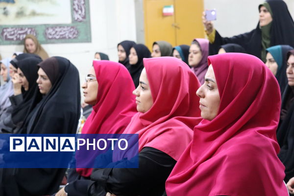 رونمایی از کتاب «یاددهی در عمل» در مدرسه ایمان رباط‎‌کریم