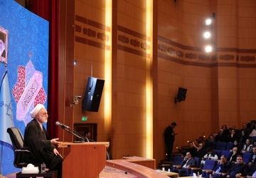 در مکتب اسلام زن به مثابه ریحانه و گل است و باید مورد حمایت قرار گیرد