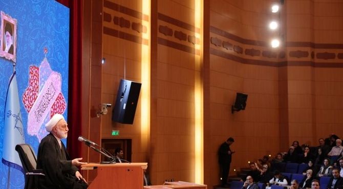 در مکتب اسلام زن به مثابه ریحانه و گل است و باید مورد حمایت قرار گیرد