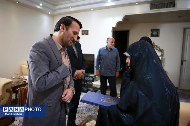 دیدار معاون برنامه و توسعه منابع وزارت آموزش و پرورش از خانواده شهید ساداتی ارمکی