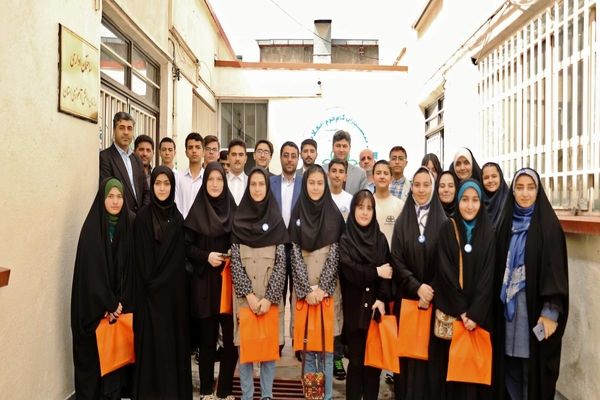 تبریکی در لابه‌لای عکس یادگاری دانش‌آموزان خبرنگار