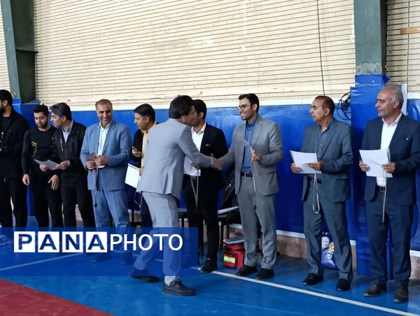 اختتامیه پرشور مسابقات فوتسال مدارس خلیل‌آباد با معرفی قهرمانان 