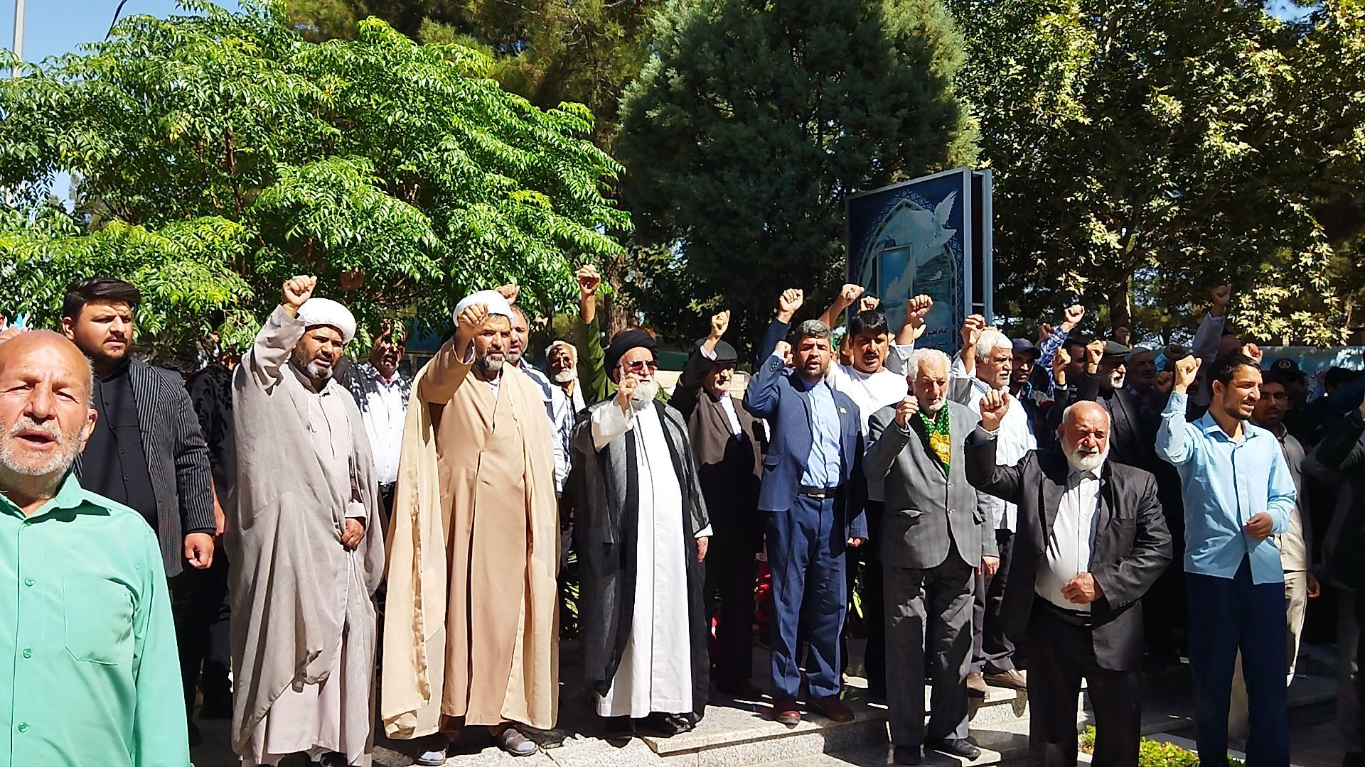 تجمع مردم ولایت مدار نیشابور در حمایت از غزه  در کنار مزار شهدا 