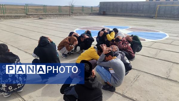 مانور زلزله در مدرسه محمد باقر بهزاد