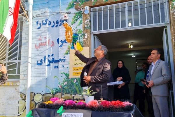 نواختن زنگ استکبار ستیزی و روز دانش آموز در دبیرستان نمونه دولتی مهرورزان خواف